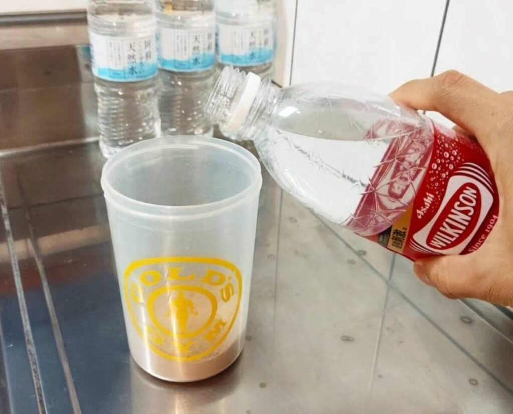 炭酸水をプロテインシェイカーに注ぐ様子